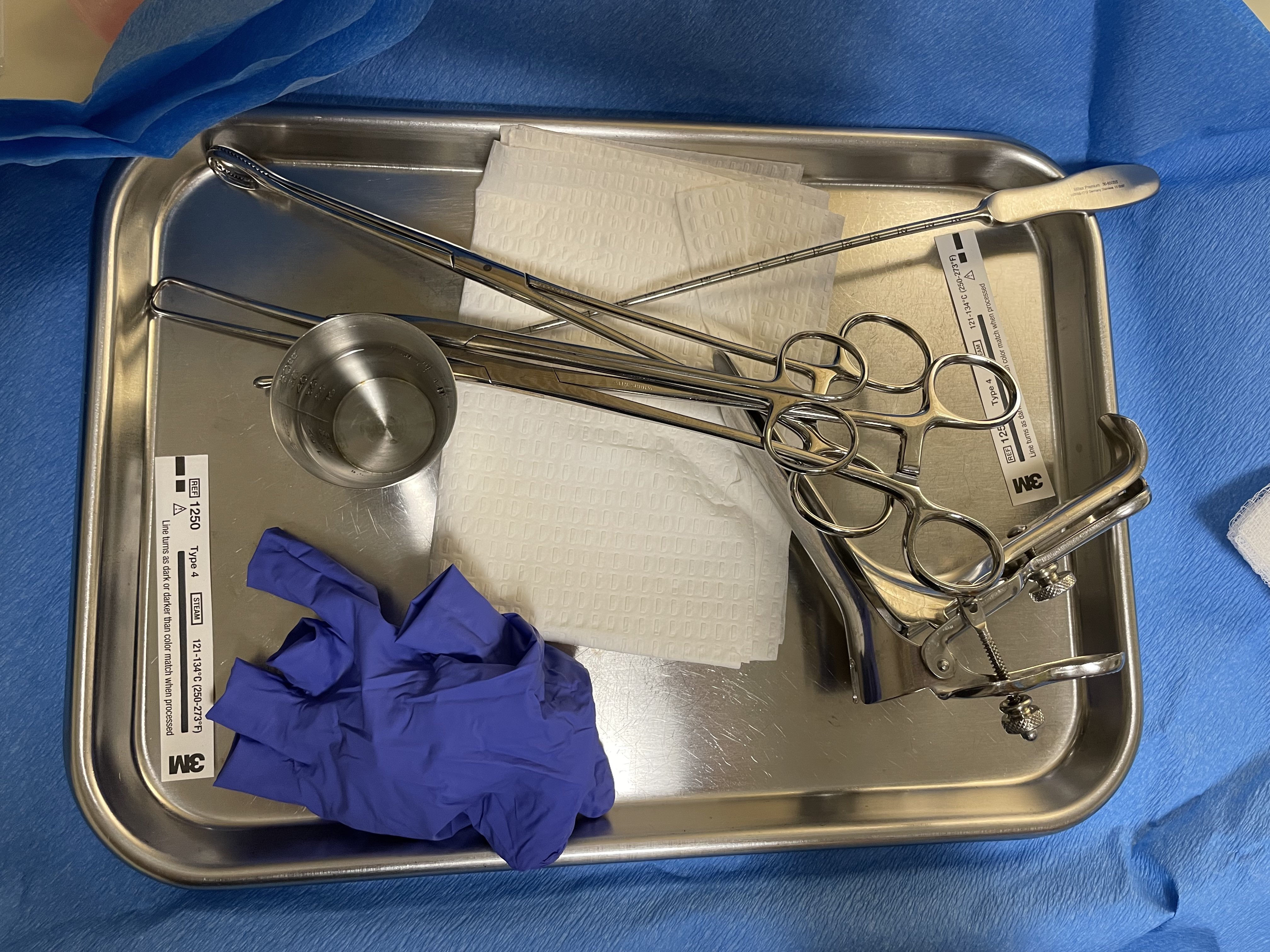 用来置入IUD用的器械，其中右上角的是测量宫颈长度的尺、右下角是扩阴器